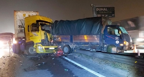 Bị xe đầu kéo tông, xe tải vắt ngang dải phân cách trên cao tốc