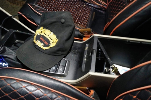 Phát hiện xế hộp "găm" dao