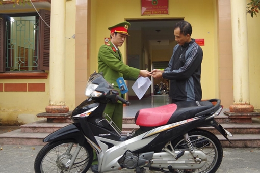Người dân nhận lại chiếc xe máy sau 6 năm bị trộm