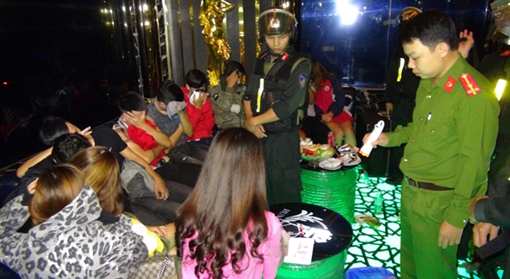Xử lí 50 người phê ma túy trong quán karaoke