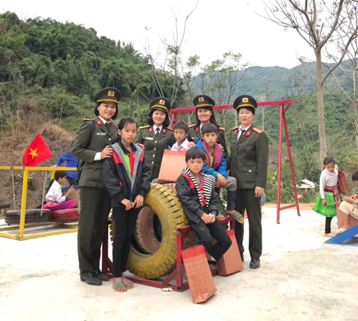 Mang yêu thương, ấm áp đến với thầy trò điểm trường Suối Ún