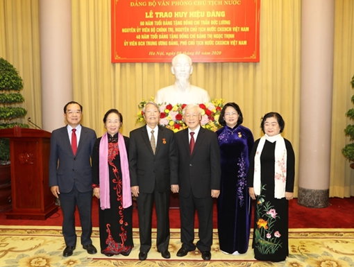 Trao Huy hiệu Đảng cho các đồng chí lãnh đạo, nguyên lãnh đạo Đảng, Nhà nước