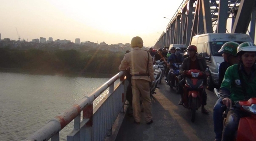 CSGT cứu người phụ nữ định tự tử trên cầu Chương Dương