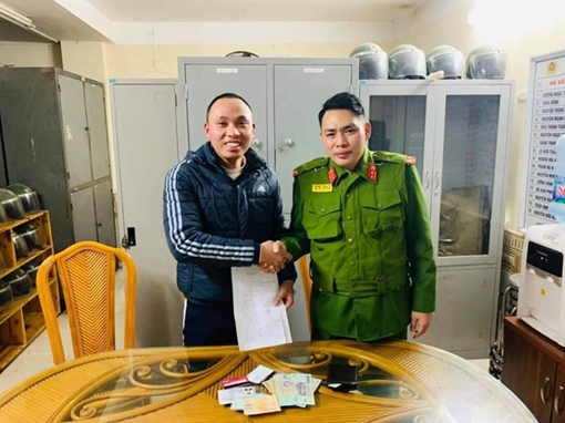 Cảnh sát 113 trao trả tài sản cho người đánh rơi