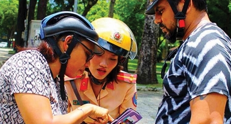 Khi người Tây chỉ thích nói tiếng…bản địa