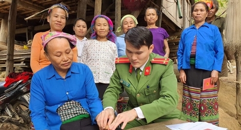 Những tấm căn cước nghĩa tình ở bản