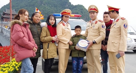 Kịp thời giúp cháu bé bị lạc tại chùa Tam Chúc tìm thấy người thân