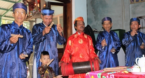 Đến từng nhà hát sắc bùa chúc mừng xuân mới