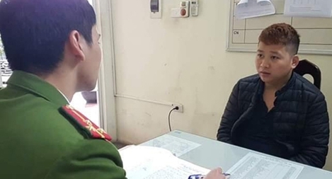 Tài xế taxi dí dao cướp Iphone XS của hai khách