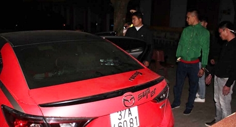 Tài xế phê ma túy chạy quá tốc độ, trên xe có 5 cây dao