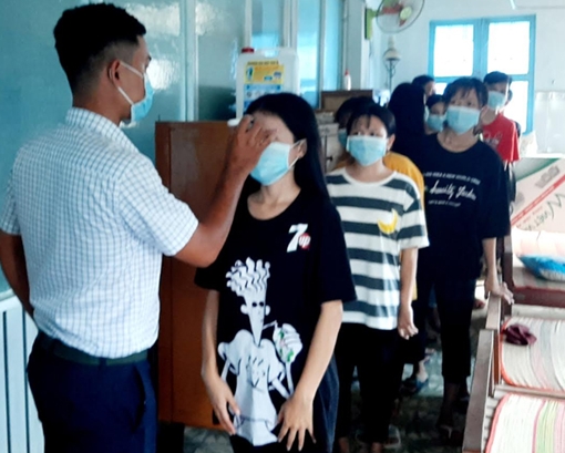 Đo thân nhiệt cho học sinh nội trú sau kỳ nghỉ trở lại trường