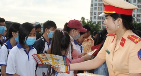 Nữ Cảnh sát giao thông “giỏi việc nước, đảm việc nhà”