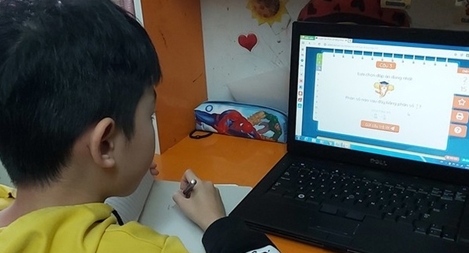 Nhà trường không thu tiền của phụ huynh, học sinh khi học online