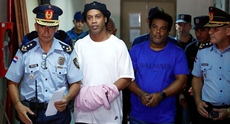 Ronaldinho bị truy tố vì sử dụng hộ chiếu giả