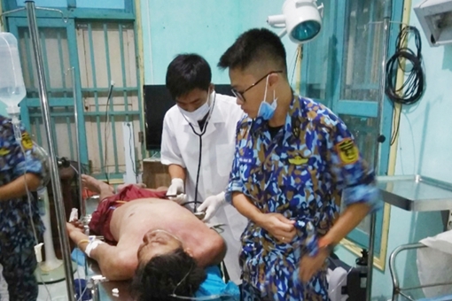 Quân y đảo Sơn Ca cấp cứu kịp thời hai ngư dân gặp nạn