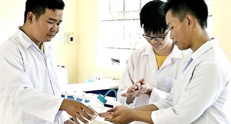 Thầy trò pha chế nước rửa tay sát khuẩn