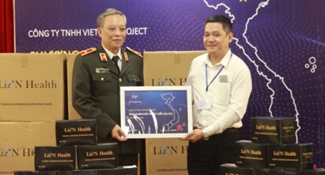 Trao 40 nghìn khẩu trang y tế tặng lực lượng CAND
