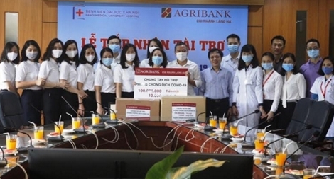 Agribank Láng Hạ tặng BV Đại học Y 200 triệu chống dịch COVID-19