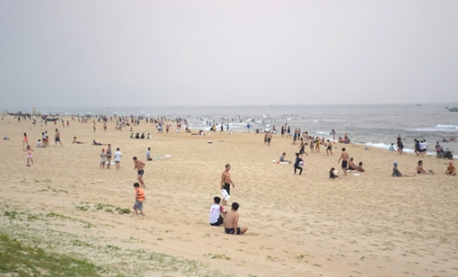 Bất chấp khuyến cáo, hàng trăm người vẫn tụ tập tắm biển Tam Thanh