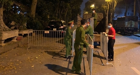 Trắng đêm canh chốt chống dịch COVID-19