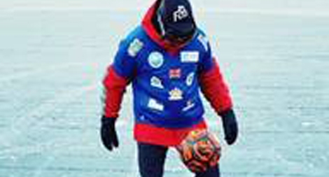 Vừa đi bộ vừa tâng bóng xuyên qua hồ Baikal