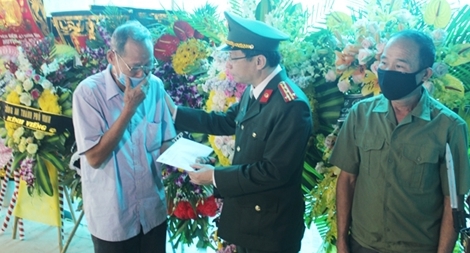 Báo CAND sẻ chia nỗi mất mát với gia đình Đại úy Sầm Quốc Nghĩa