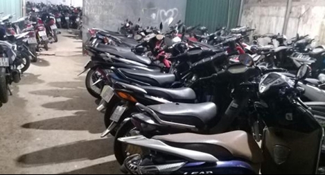 Hàng trăm chiếc xe gian "ẩn náu" trong kho hàng