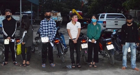 Chặn bắt nhóm “choai choai” tháo biển số xe rồi “đánh võng”