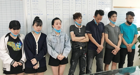 Chủ quán karaoke tụ tập bạn bè bay lắc trong mùa dịch