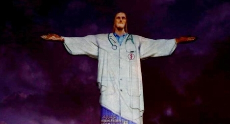 Tượng Chúa Jesus được khoác áo blouse trắng