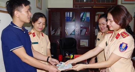 Nữ cán bộ CSGT trả lại tài sản cho người đánh rơi