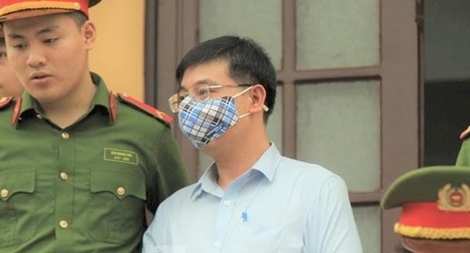 Mâu thuẫn lời khai của bị cáo nhận tiền và bị cáo nhờ… xem điểm