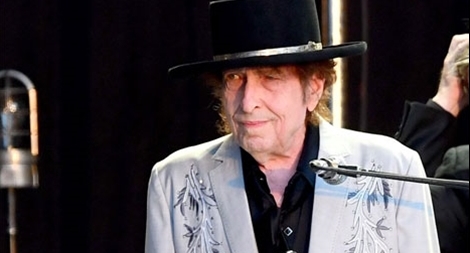 Danh ca cao niên nhất đứng đầu Billboard Hot