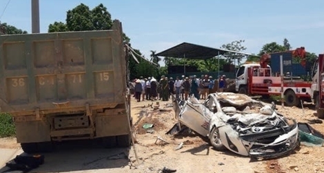 Xe tải chở đất lật đè bẹp xe con, 4 người thương vong