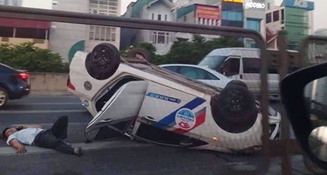 Taxi lật ngửa, tài xế văng ra ngoài sau va chạm
