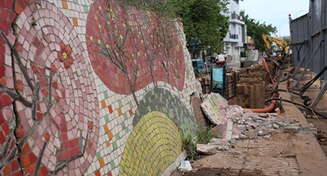 Vì sao phá dỡ hơn 300m đường gốm sứ ở Hà Nội?