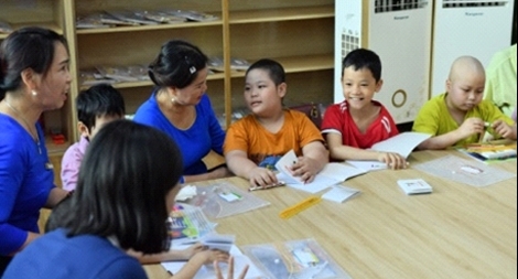 Những em bé ở lớp học đặc biệt dành cho bệnh nhi ung thư