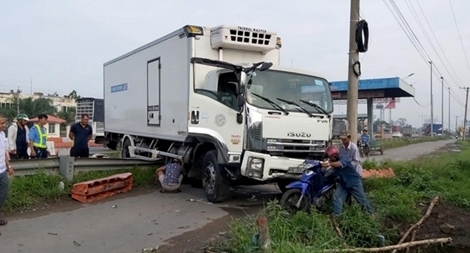 Xe tải va chạm trạm thu phí cao tốc, nhiều công nhân thoát chết