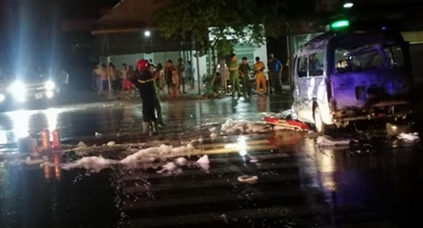 Xe cấp cứu lao dải phân cách bốc cháy, nhiều người bị thương nặng