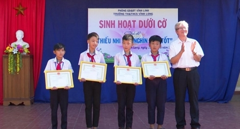 Khen thưởng 4 em học sinh cứu người bị nạn