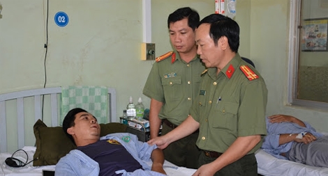 Thăm hỏi, động viên cán bộ chiến sỹ bị thương khi làm nhiệm vụ