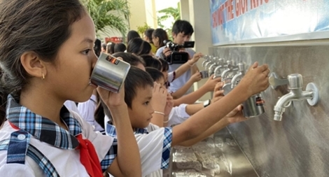 “Thật vui khi em đã được uống nước sạch…!”