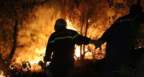 Lực lượng chữa cháy căng mình dập lửa trên núi Mộ Dạ