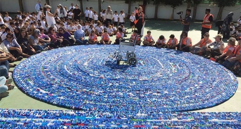 Kỷ lục thế giới về xâu chuỗi nắp chai nhựa