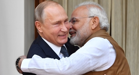 Giữa ngã ba đường