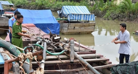Công an buộc cát tặc bơm cát trả lại lòng sông Tiền