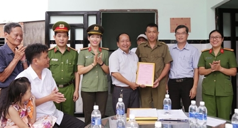 Bàn giao nhà nghĩa tình đồng đội