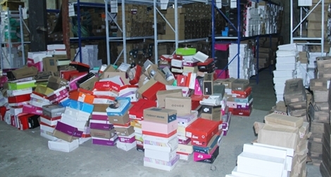 Phát hiện kho hàng 600m² chứa đầy giày dép không "giấy tờ" 