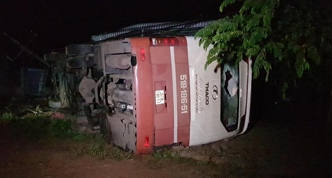 Lật xe giường nằm, nhiều hành khách phá cửa kính thoát thân