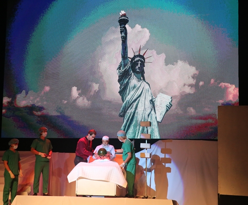 Xu hướng kết hợp nhiều loại hình nghệ thuật vào một vở diễn: Cứ đi rồi mới thành đường...